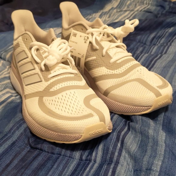 Adidas Novafvse Brand New - Picture 1 of 1